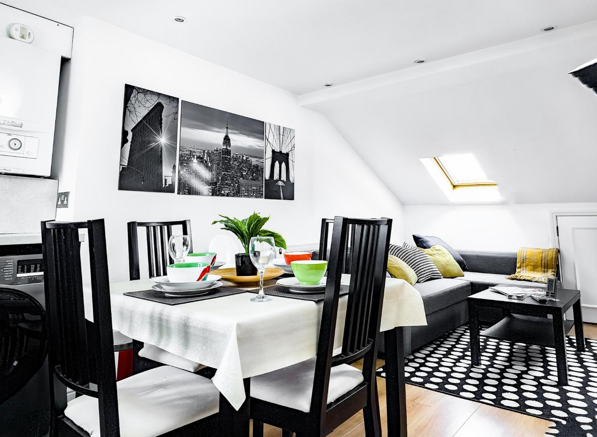 Charming London Home, Opp Arnos Grove Underground Station, Parking Apartment